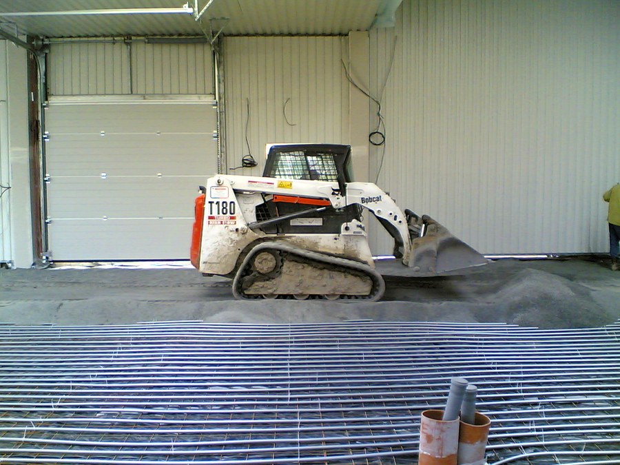 Hala Říčany – Bobcat rozhrnuje